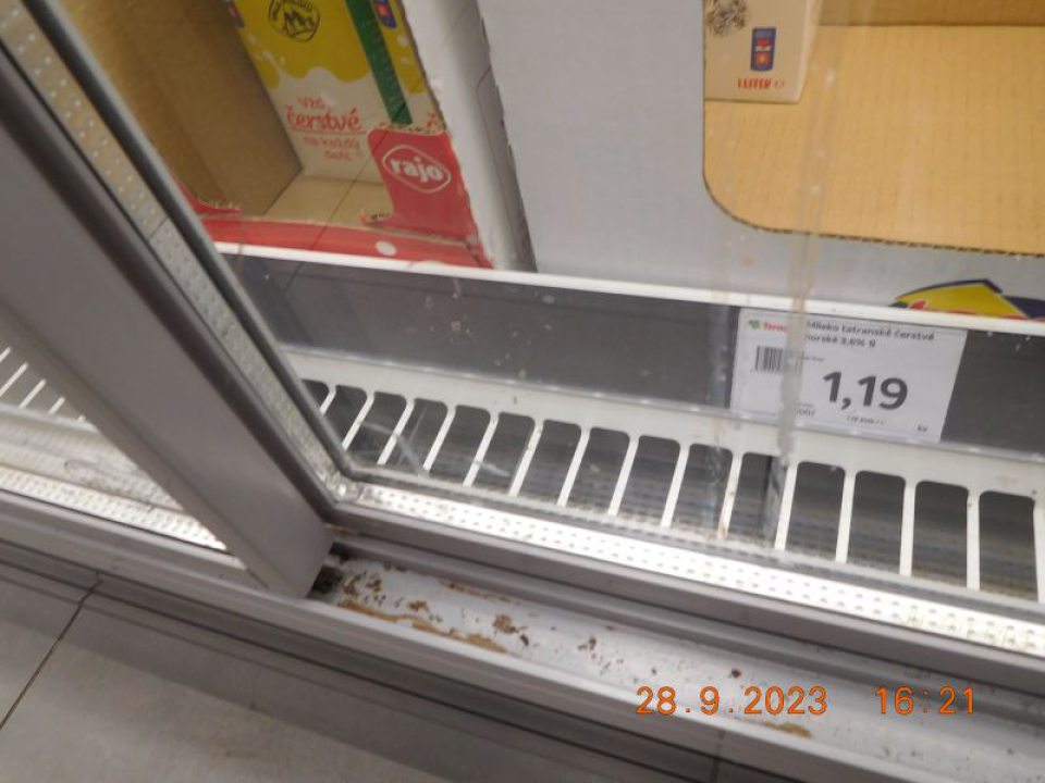 Znečistené chladiace zariadenia v predajných priestoroch prachom, zvyškami potravín, zaschnutou nečistotou z potečených potravín.