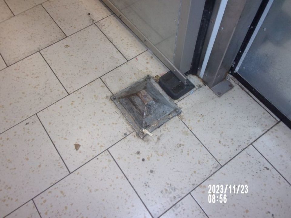 Znečistenie podlahy v sklade na viacerých miestach hrubými nečistotami, prachom.