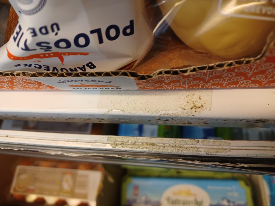 Chladiace vitríny znečistené plesňou