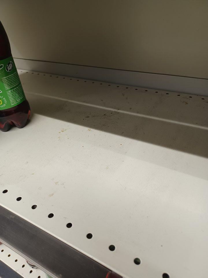 Regály znečistené