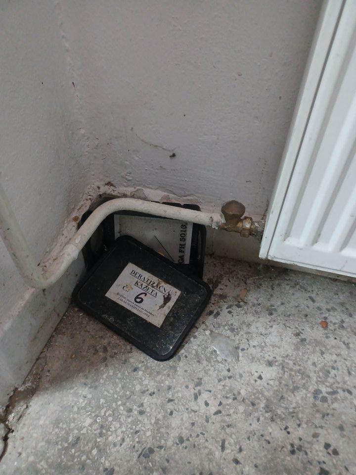 Podlahy znečistené, poškodené deratizačné kazety