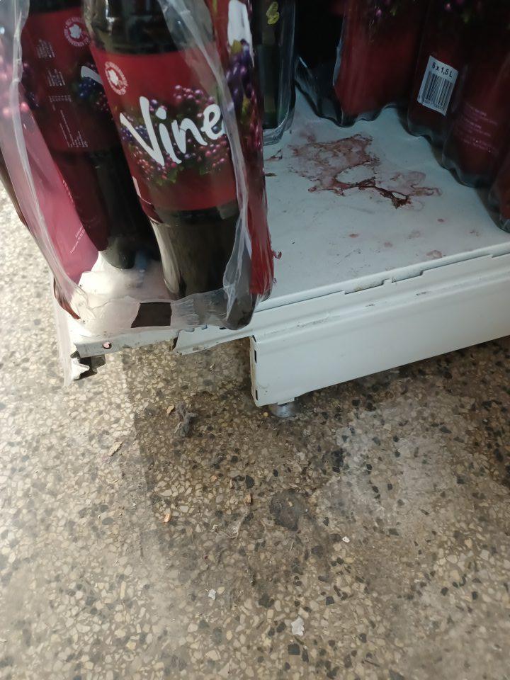 Regály znečistené, zatečené