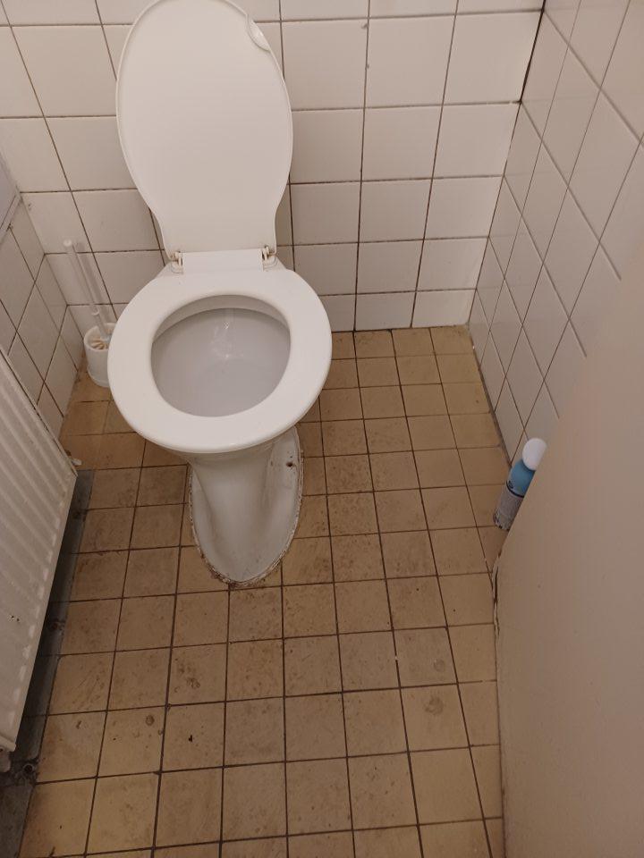 Podlaha vo WC znečistená, zatečená