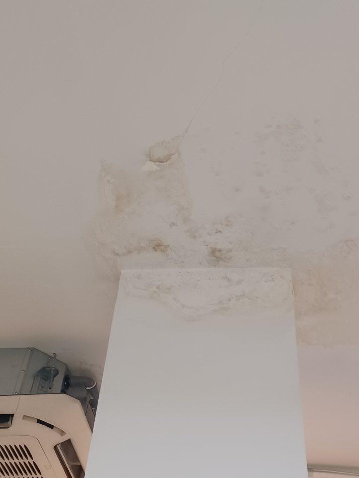 Strop poškodený, opadávajúca omietka