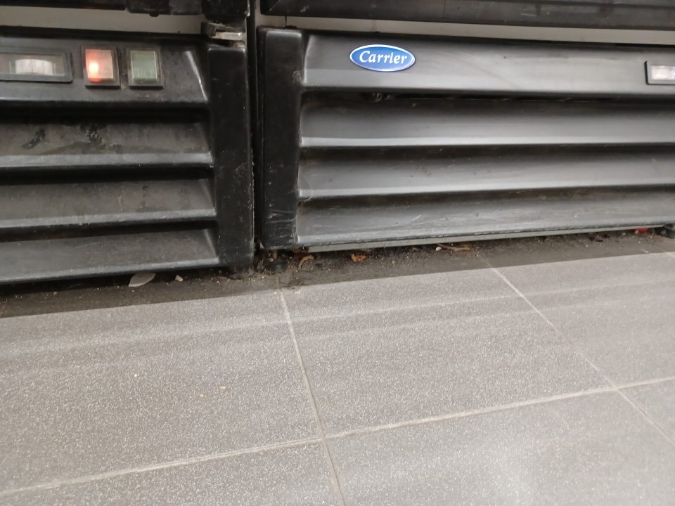 Podlahy pod zariadeniami znečistené
