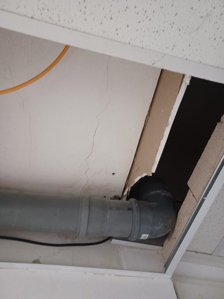 Poškodený strop v priestore šatne