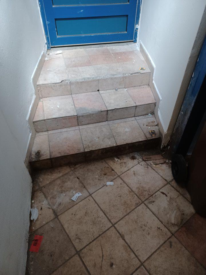 Priestor na uskladnenie nádob na odpad znečistený