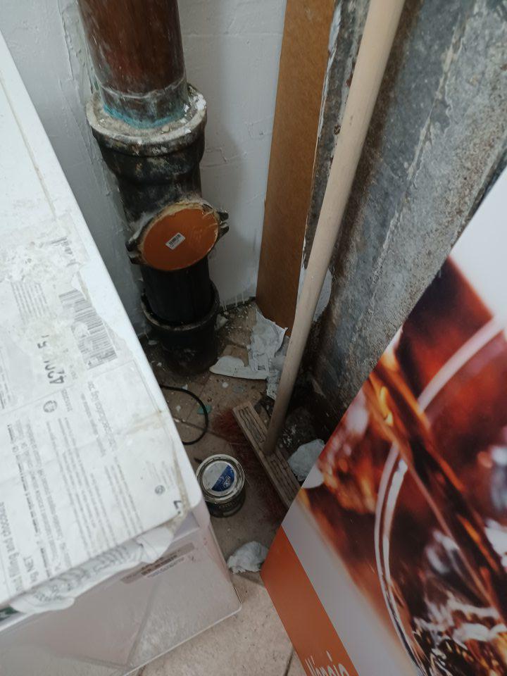 Priestor s chladničkou na VŽP znečistený stavebným prachom, podlaha znečistená