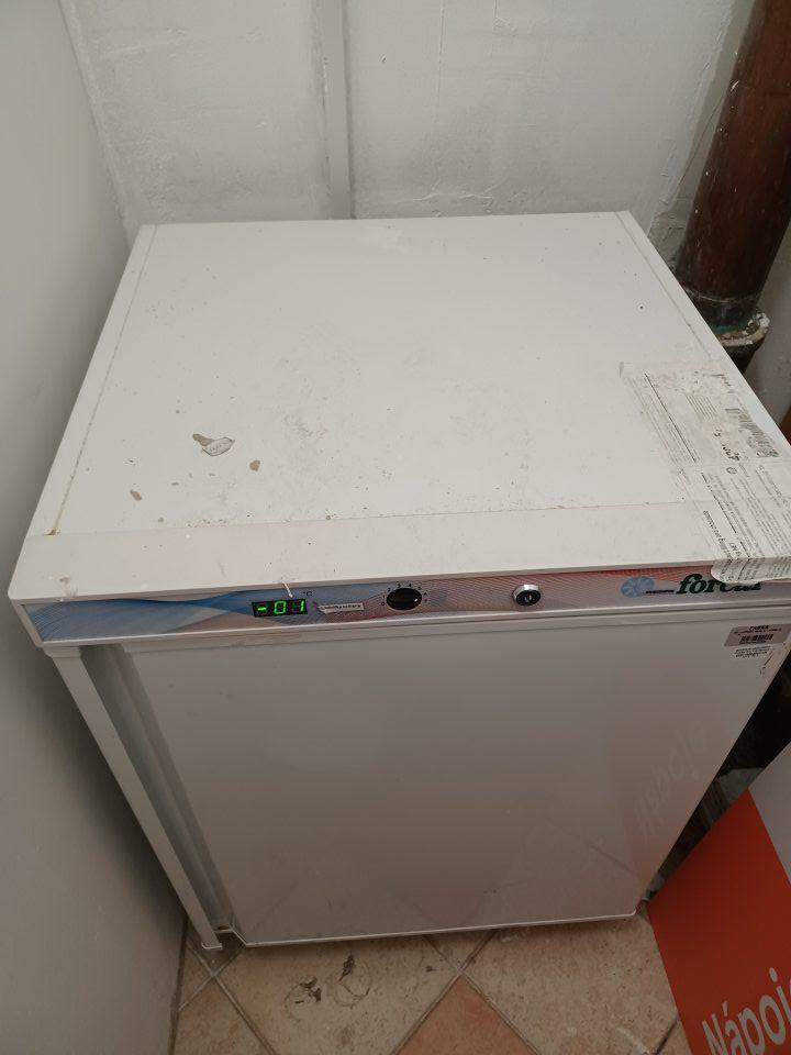 Chladnička na VŽP znečistená stavebným materiálom