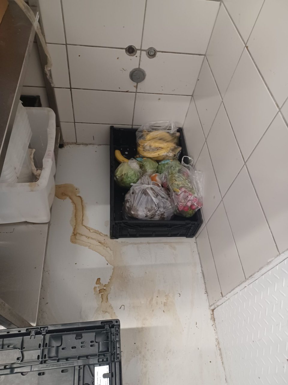 Zatečená podlaha v okolí regálu s odpismi.