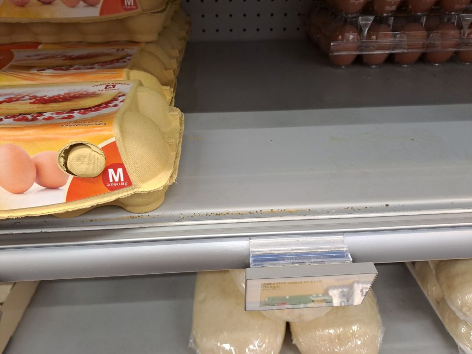Znečistená predná časť police v časti ponuky vajec.