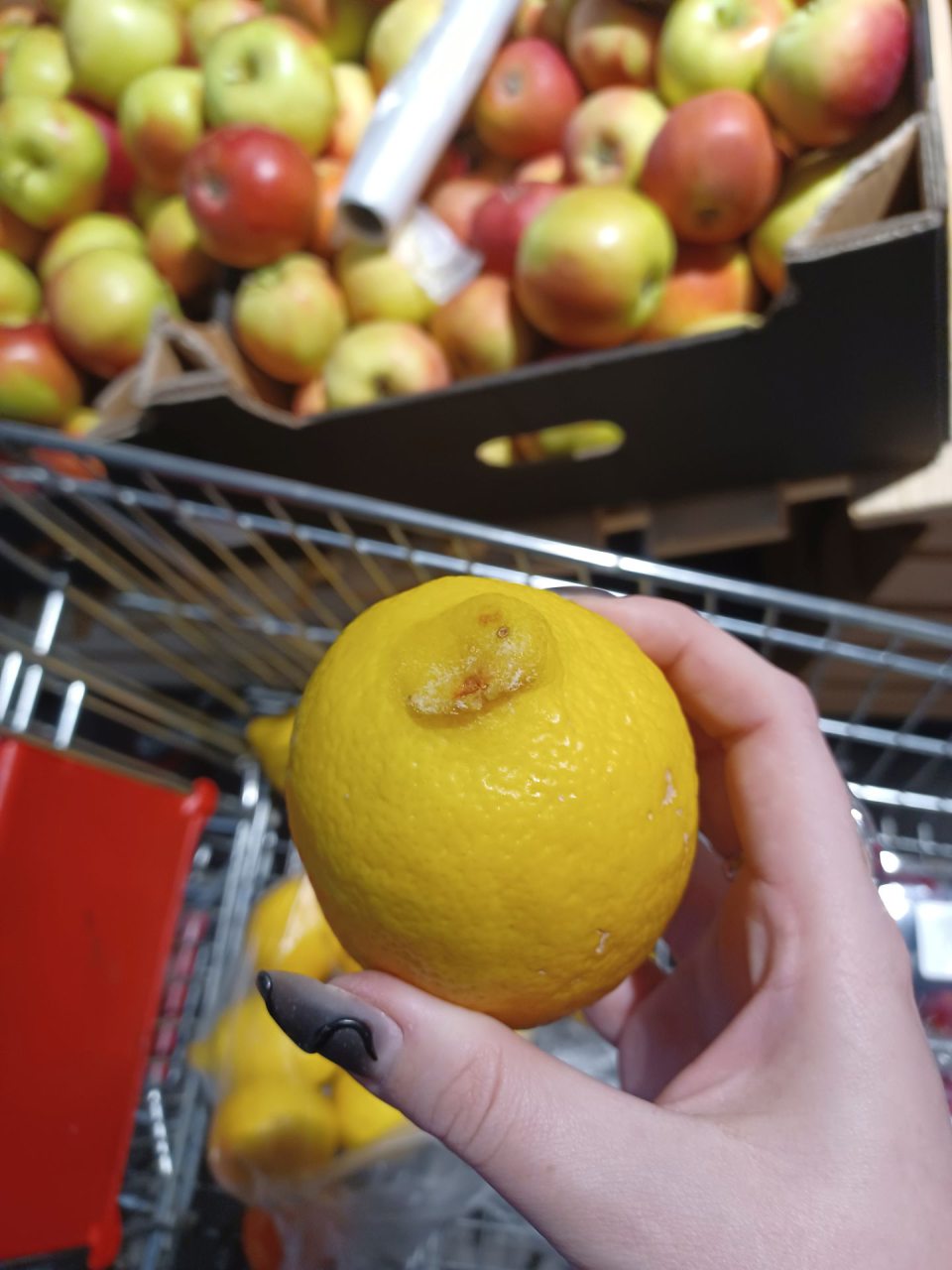 Citróny s výskytom hniloby a plesne.