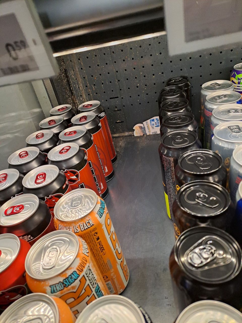 V chladiacej vitríne s alko a nealko nápojmi výrazne znečistená zadná stena.