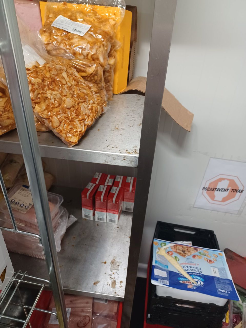 Chladený sklad mäsových výrobkov - výskyt korózie na niektorých policiach regálov.