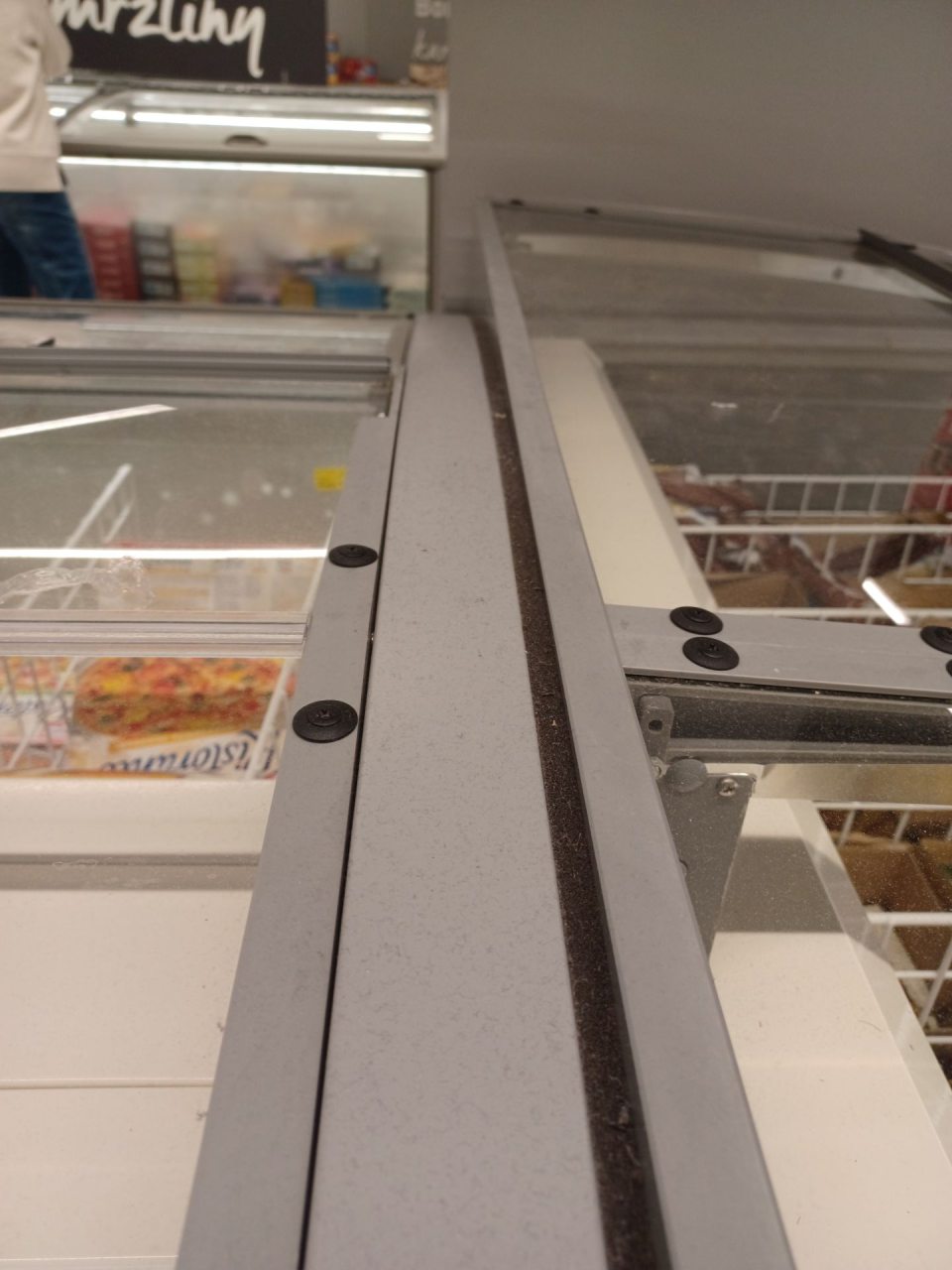 Zaprášené mraziace vane na predajnej ploche.