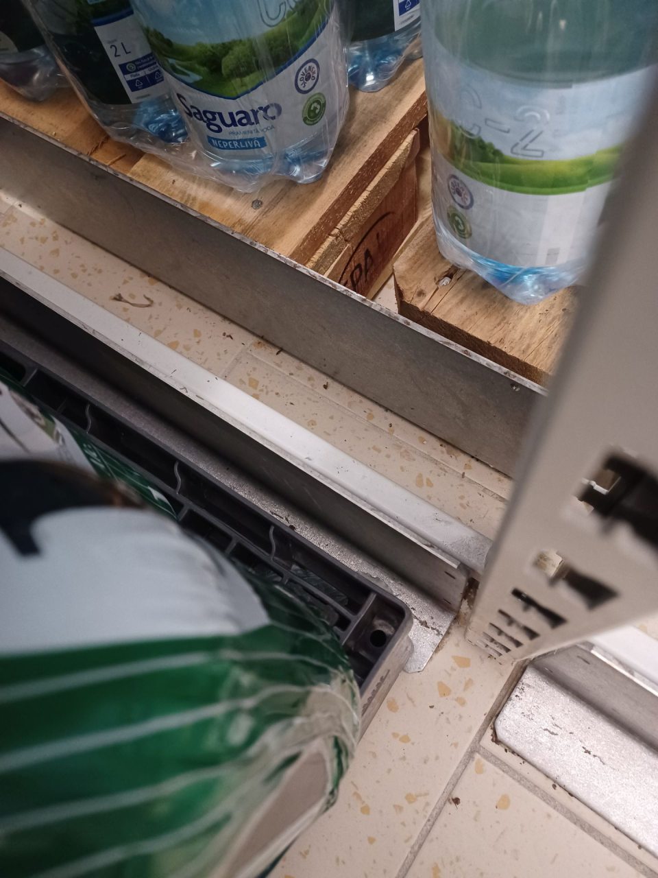 Výskyt trusu hlodavcov na ťažšie dostupných miestach na predajnej ploche.