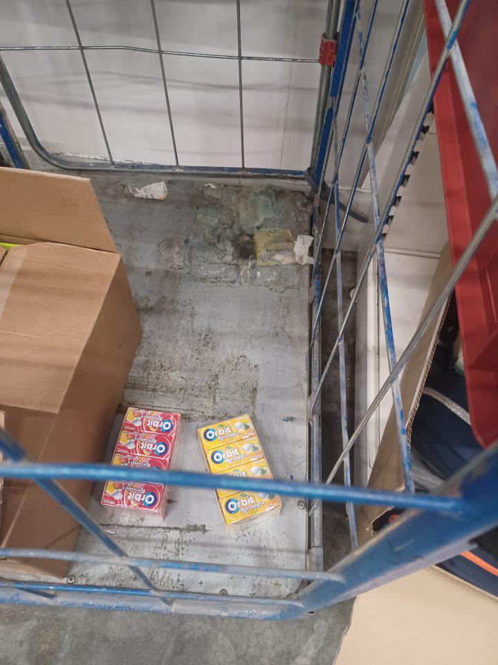 Znečistené dná mobilných kovových klietok na tovar "novinky" v zadnej časti skladu.