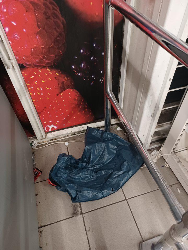 Podlahy a priľahlé steny pri automate na vratné obaly znečistené