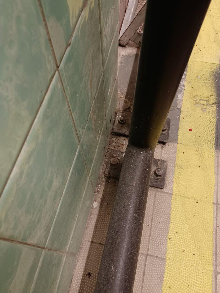 Podlahy a kovové zábrany v zázemí prevádzkarne znečistené