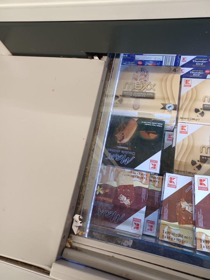 Nános nečistôt na lištách mraziaceho zariadenia pod posuvnými dvierkami.