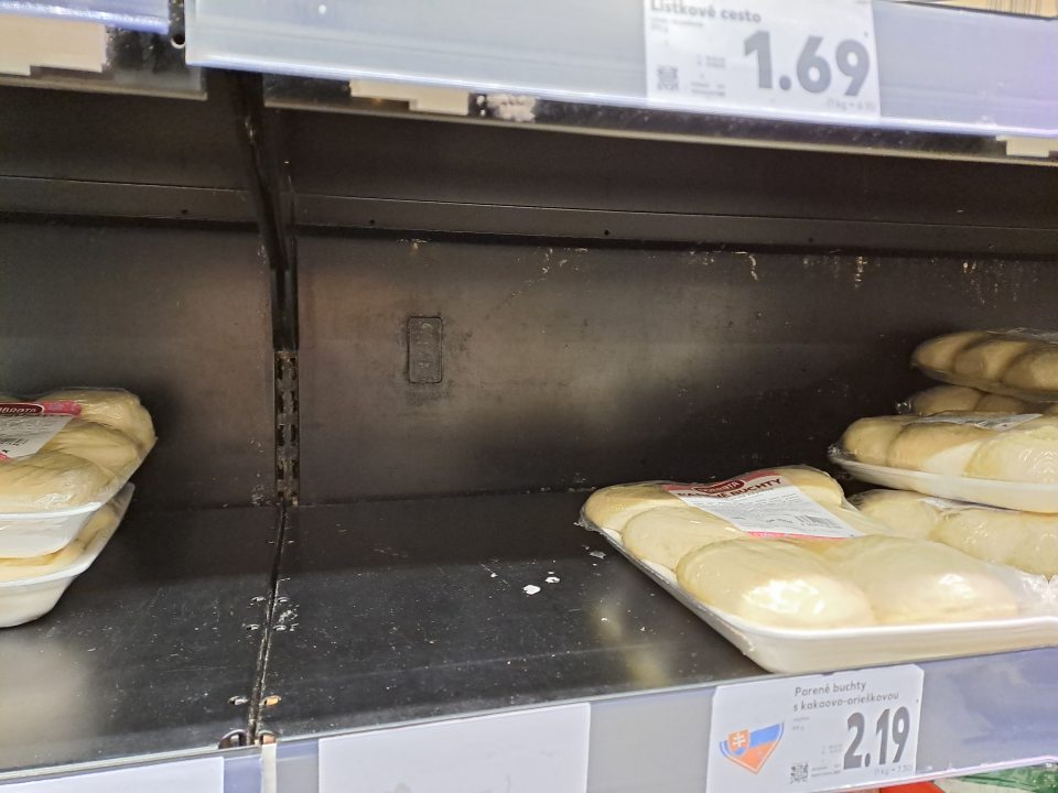 Pleseň na regáloch chladiacej vitríny.