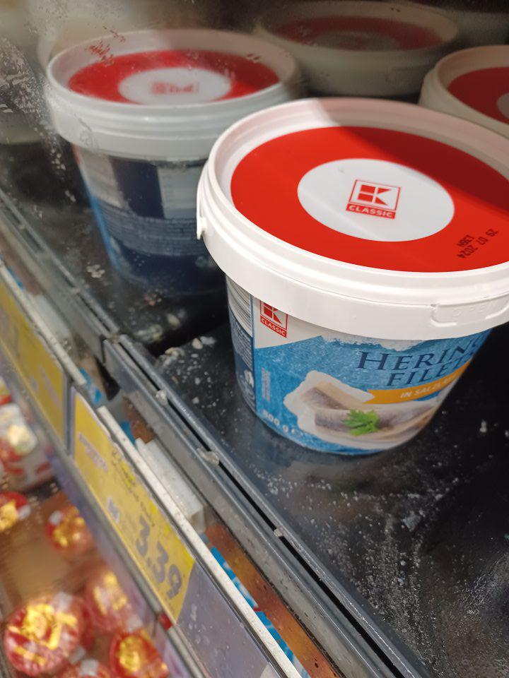 Pleseň na regáloch chladiacej vitríny.