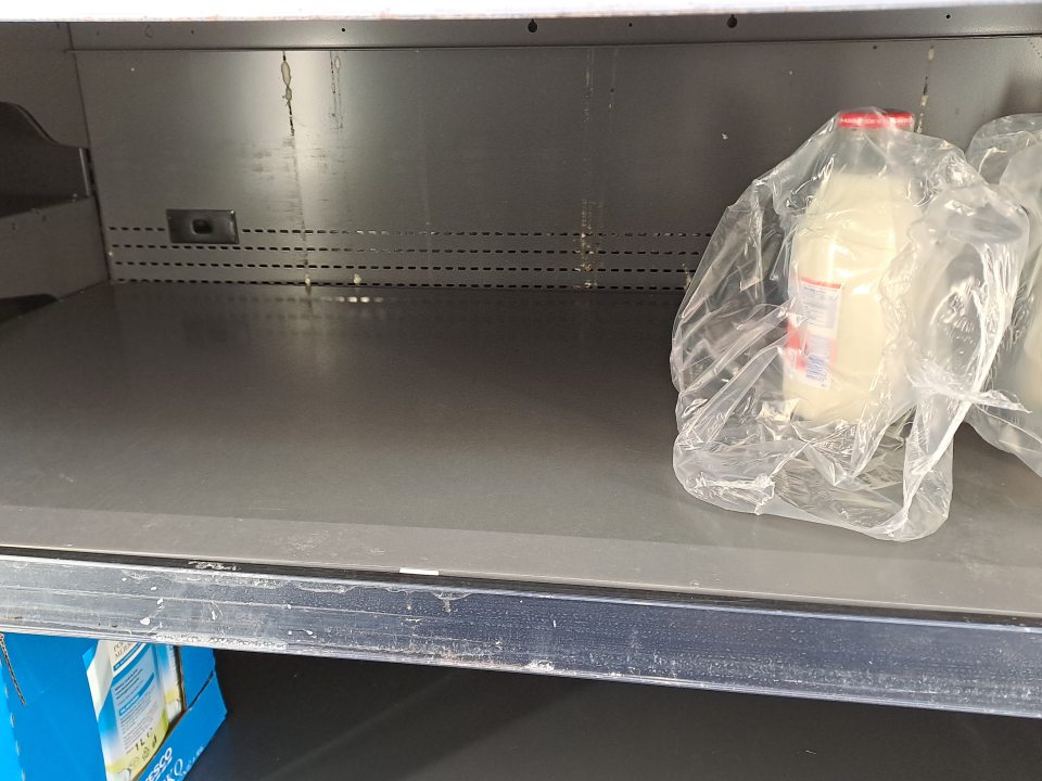 Znečistená zadná stena chladiacej vitríny s výskytom plesne.
