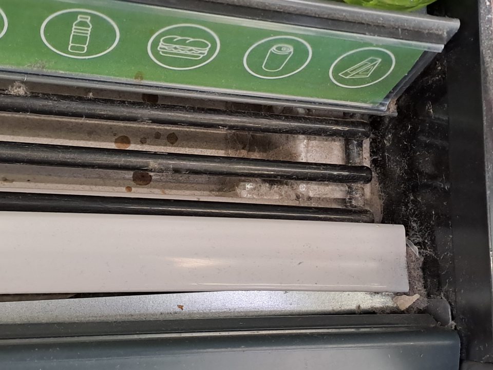 Nános nečistôt v spodnej časti chladiaceho zariadenia pri vstupe do predajne.