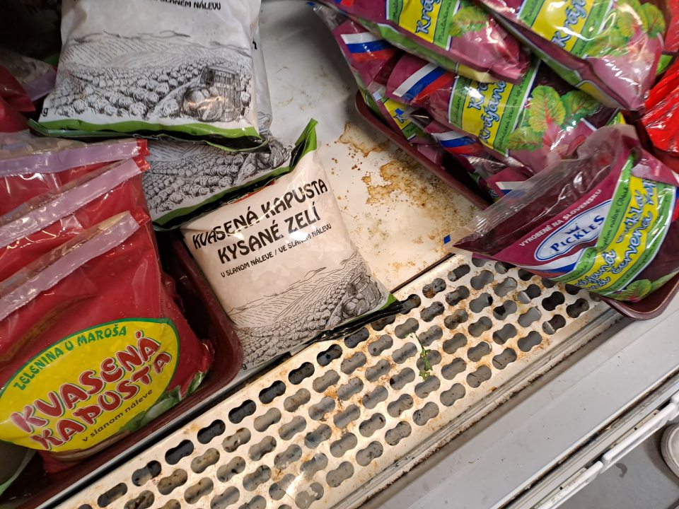 Znečistená spodná polica chladiacej vitríny na predajnej ploche.