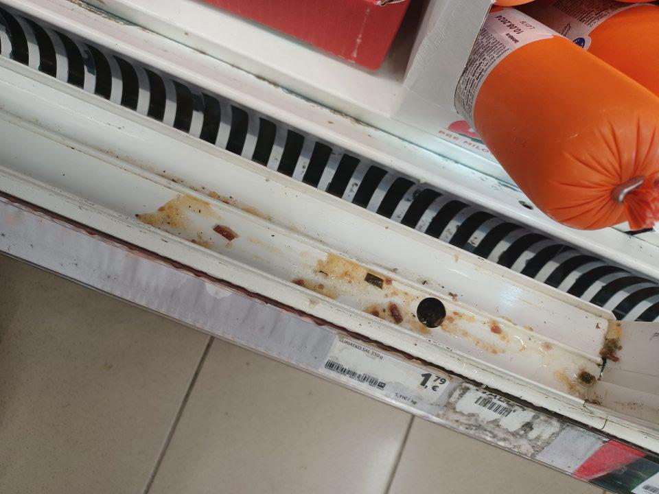 Chladiace vitríny znečistené