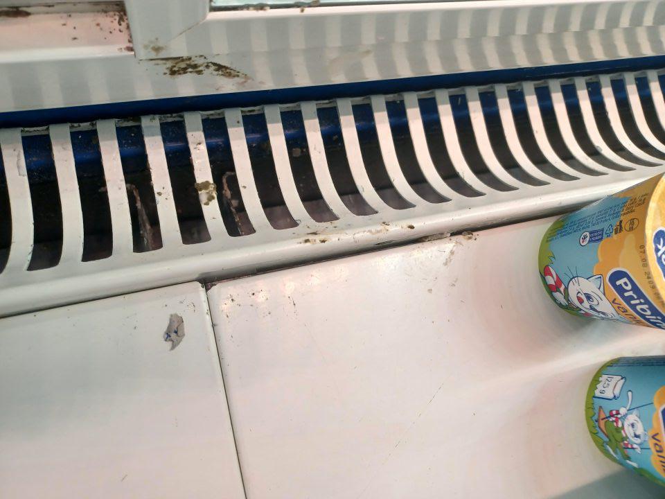 Chladiace vitríny znečistené plesňou