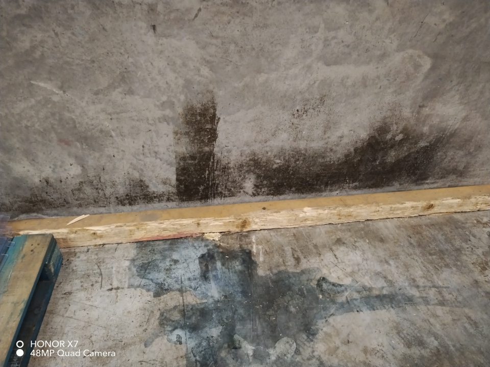 Znečistená stena v skladovacom priestore VŽP.