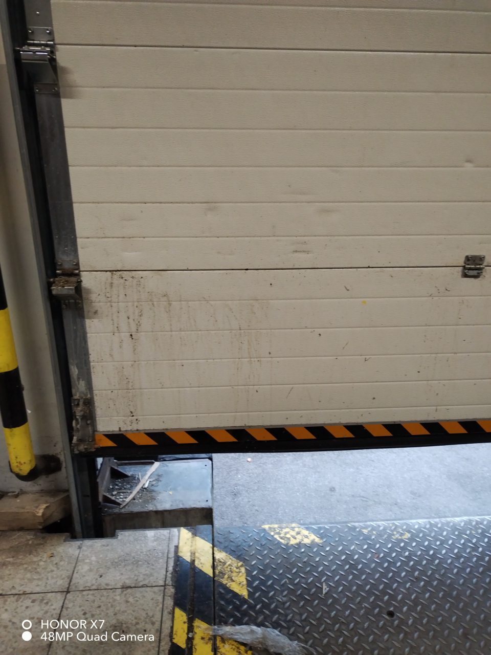 Znečistená brána na rampe.