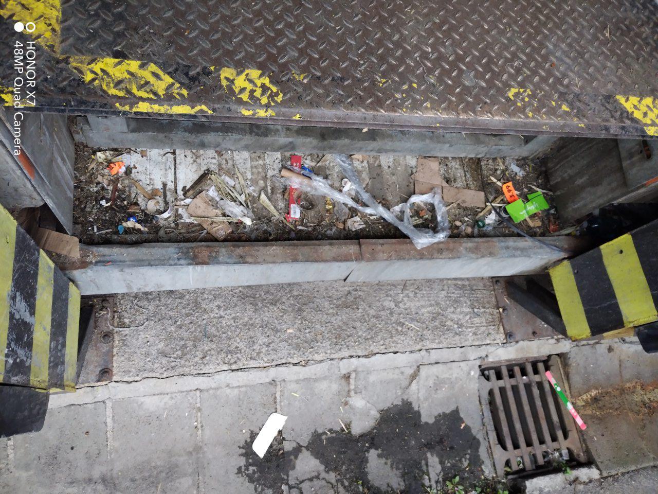 Znečistený priestor pod rampou igelitmi,zbytkami kartonov,plastov.