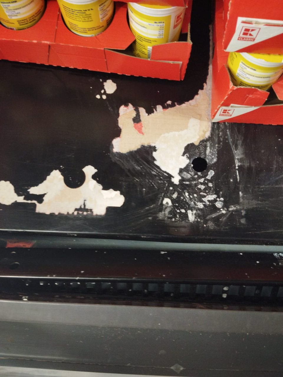 V chladiacom zariadení, kde sa ponúkali mliečne výrobky - jogurty, znečistená polica nalepeným kartónom, pod mriežkou súvislá vrstva cca 5cm vody