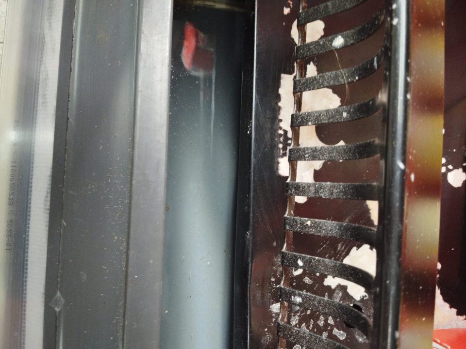 V chladiacom zariadení, kde sa ponúkalo na predaj mäso, znečistený priestor pod mriežkou hrubým nánosom špiny.