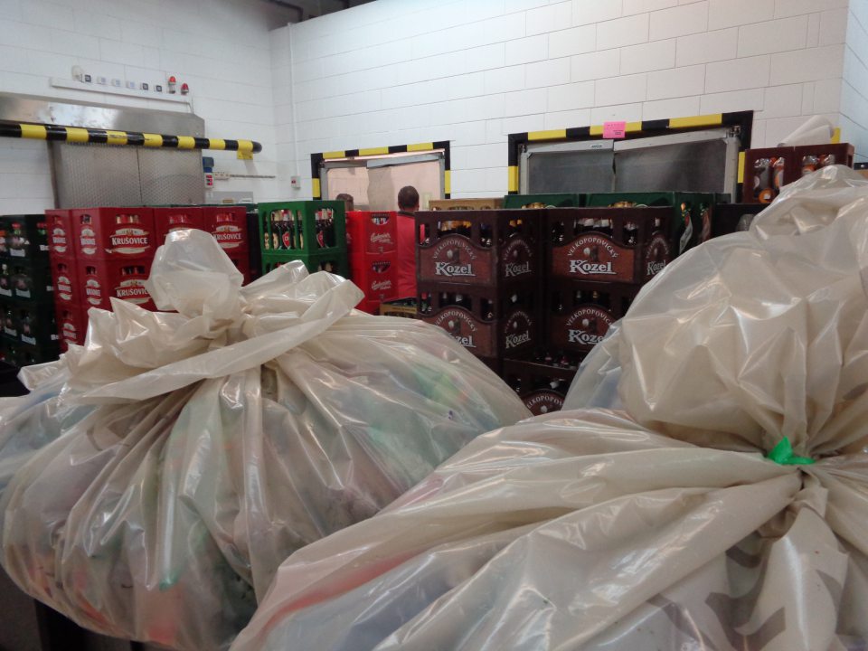 Spoločné uskladnenie vratných plastových fliaš a plechoviek s tovarom určeným na predaj.