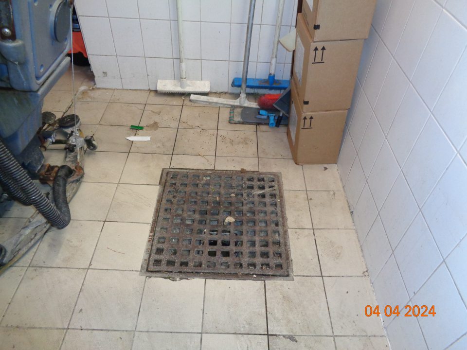 Sklad čistiacich pomôcok aj výlevka silne znečistená.