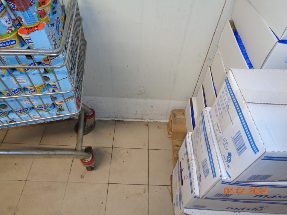  V sklade v chladiacom zariadení znečistená podlaha.