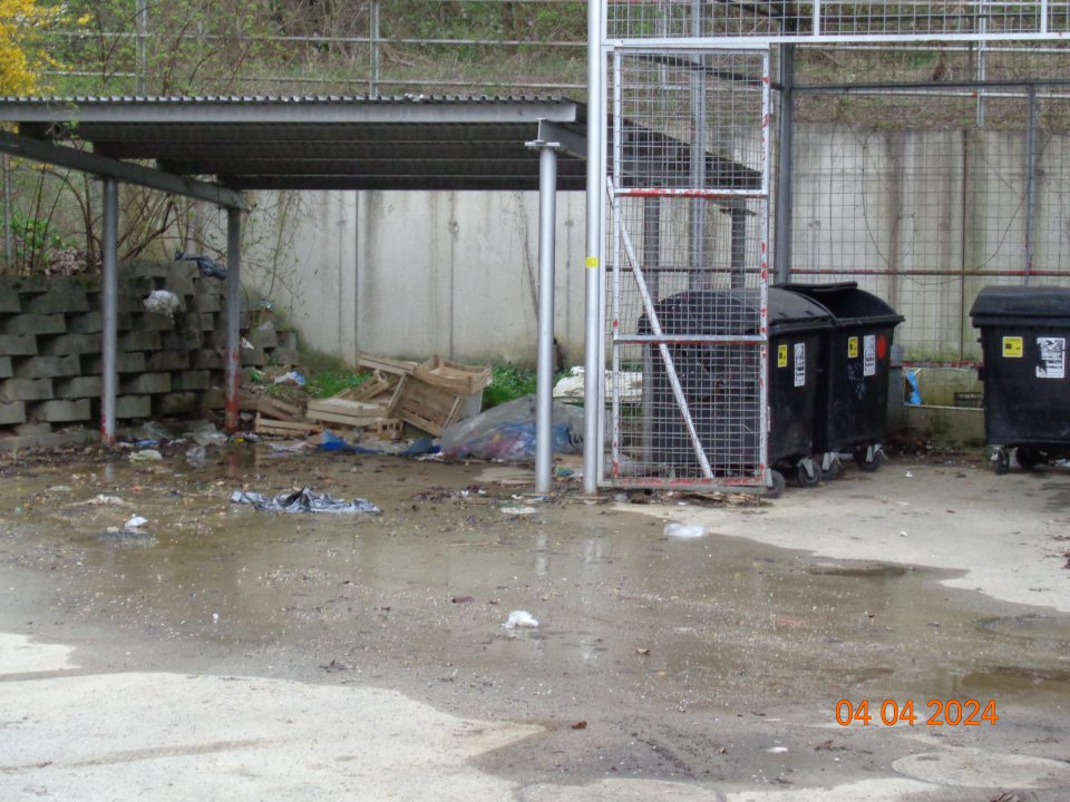 Na mieste na vyhradenom pre komunálny odpad znečistené okolie.