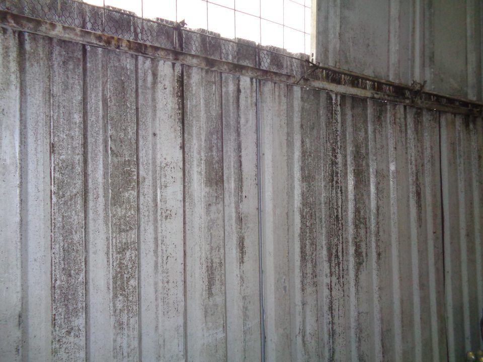 Špinavé plechové opláštenie v časti príjmu potravín