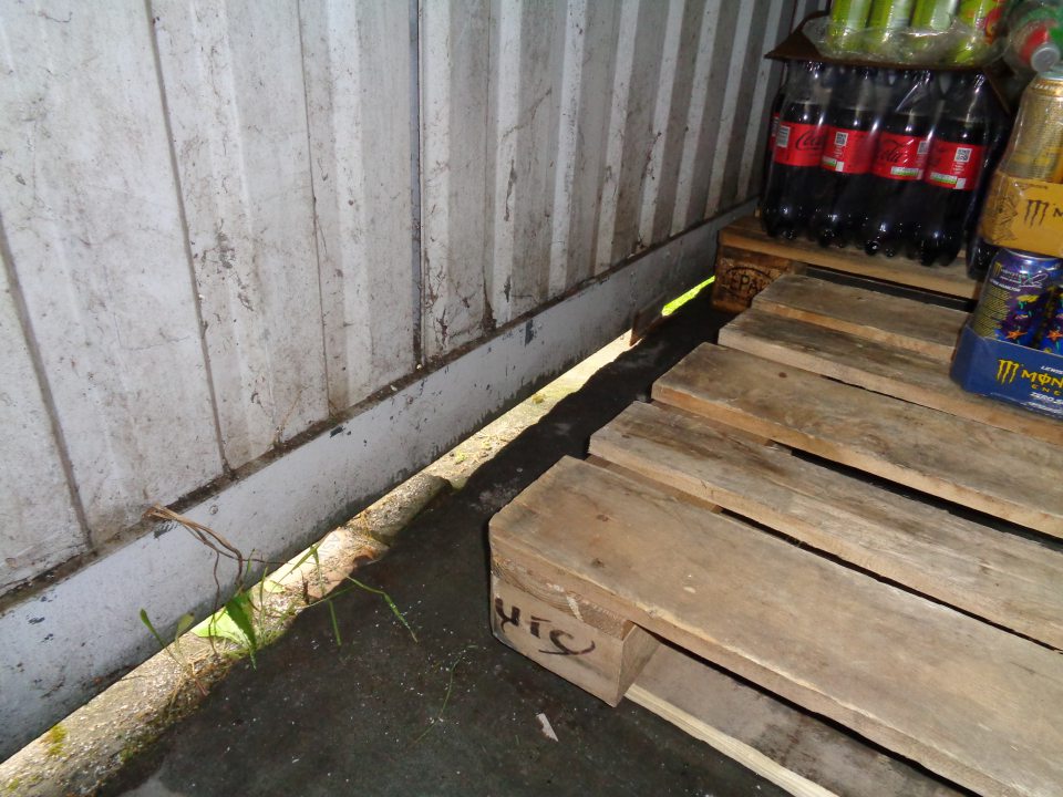 Nedoliehajúca stena prevádzky s podlahou - nezabezpečenie vniknutiu škodcov