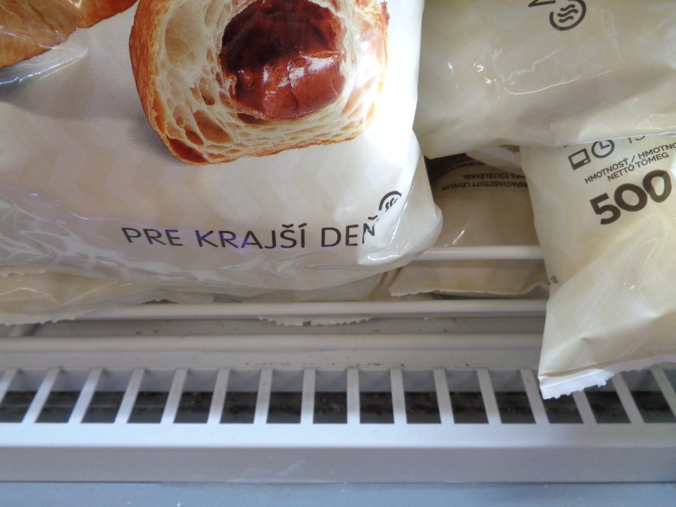 Špinavé mraziace boxy na predajnej ploche 