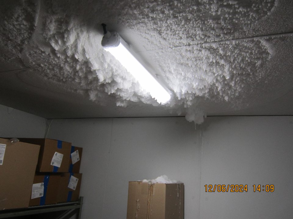 námraza na strope v  mraziacom zariadení