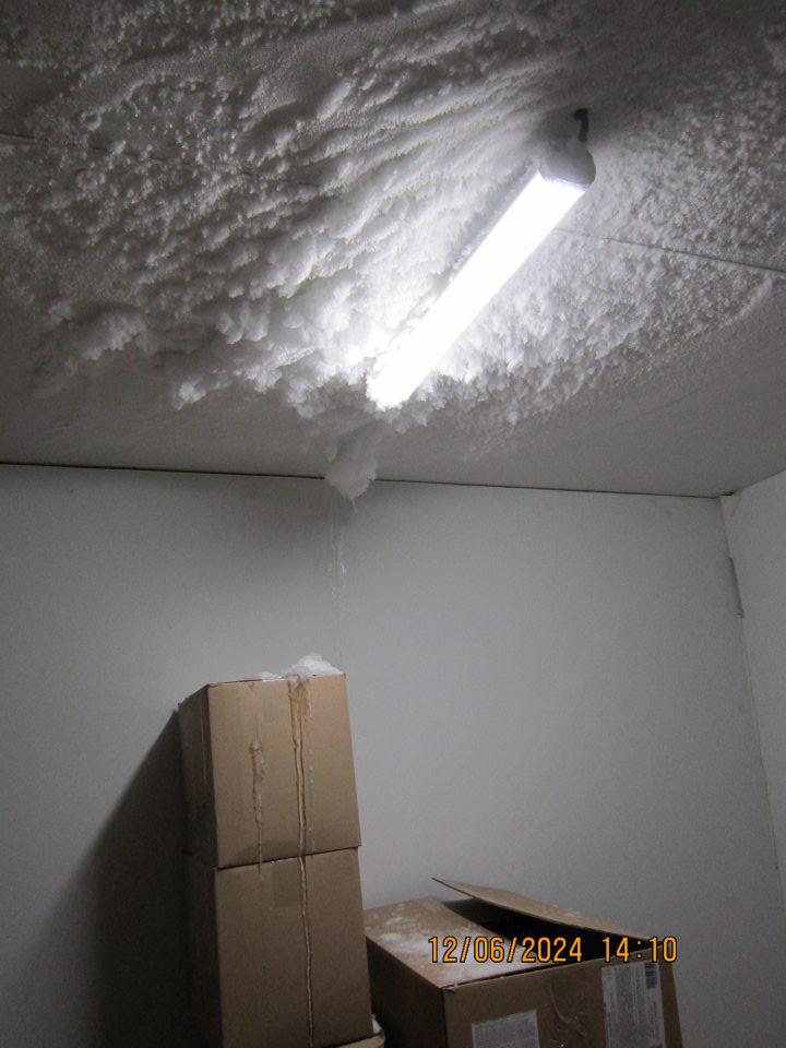 námraza na strope, ktorá odpadáva aj na potraviny 