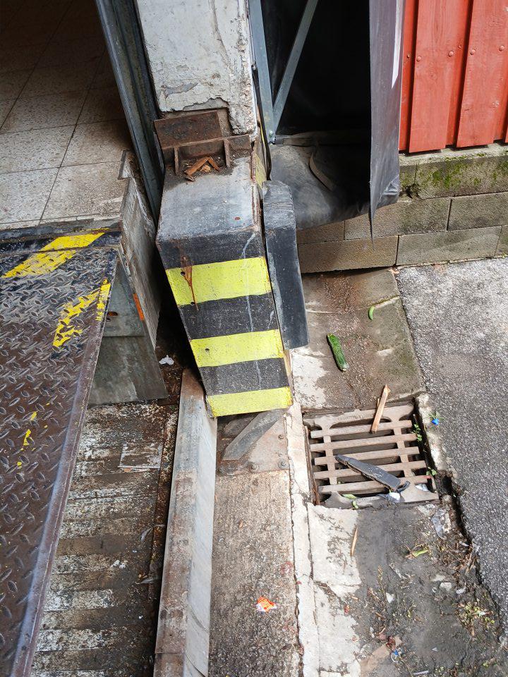 znečistená príjmová rampa