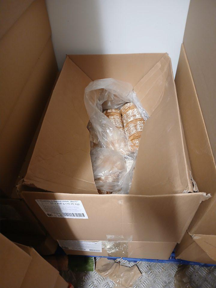 v mraziacom sklade otvorené krabice s pečivom na dopekanie