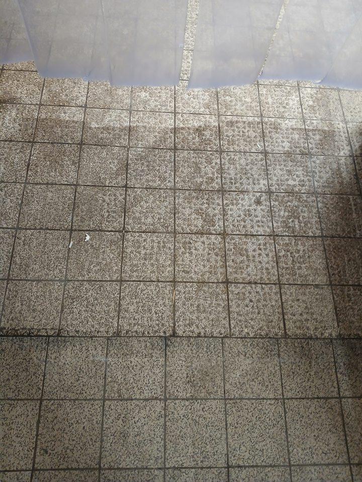 znečistené podlahy v chladiacom sklade mliečnych a mäsových výrobkov