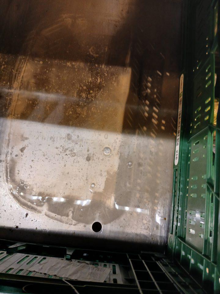 vytečená šťava z kapusty na predajnej ploche v regáloch