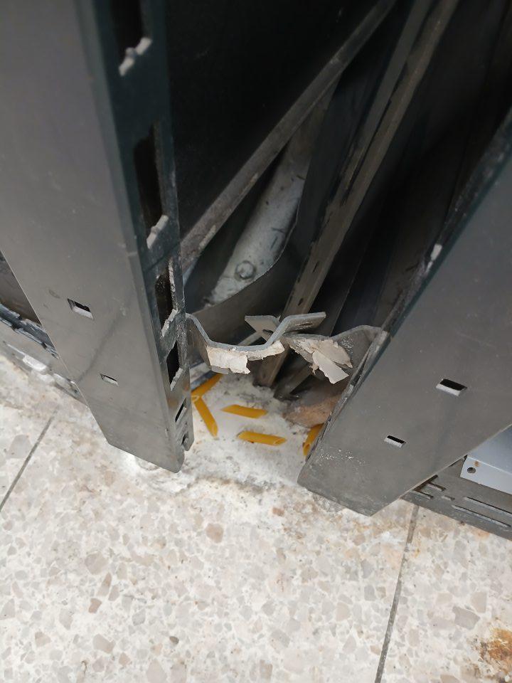 znečistená podlaha múkou, cestovinami na predajnej ploche